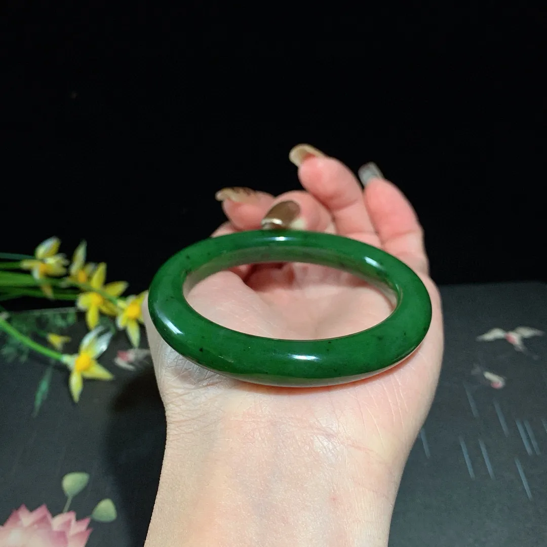 和田玉52.5圈口菠菜绿碧玉手镯，玉质细腻油润 底色纯净 无裂无棉 脂粉好，品质高