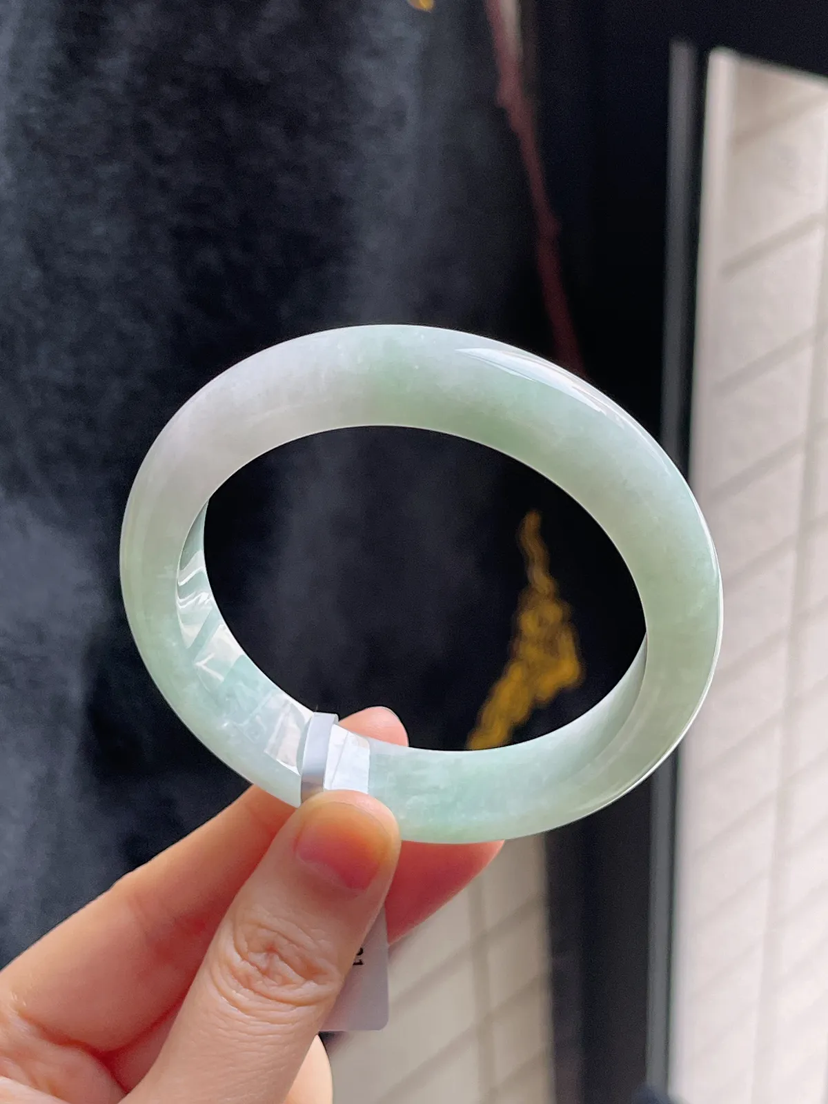 正圈57.5圈口，翡翠糯化种浅绿色手镯