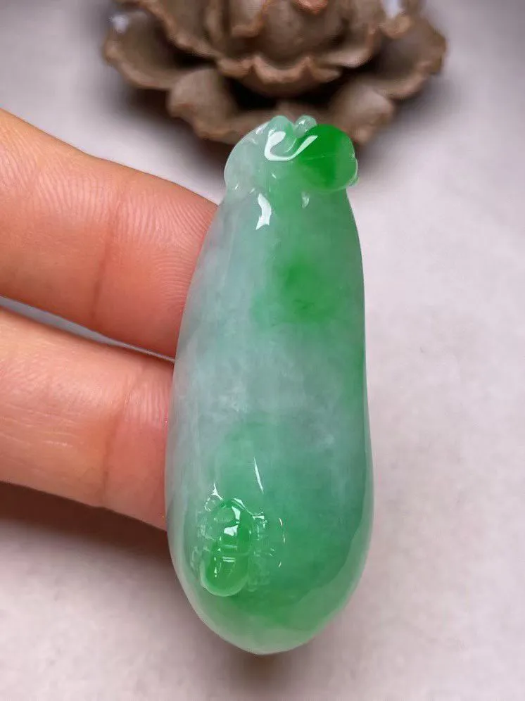 冰糯种飘绿【福瓜】吊坠，种水好，玉质细腻 ，卖相好.