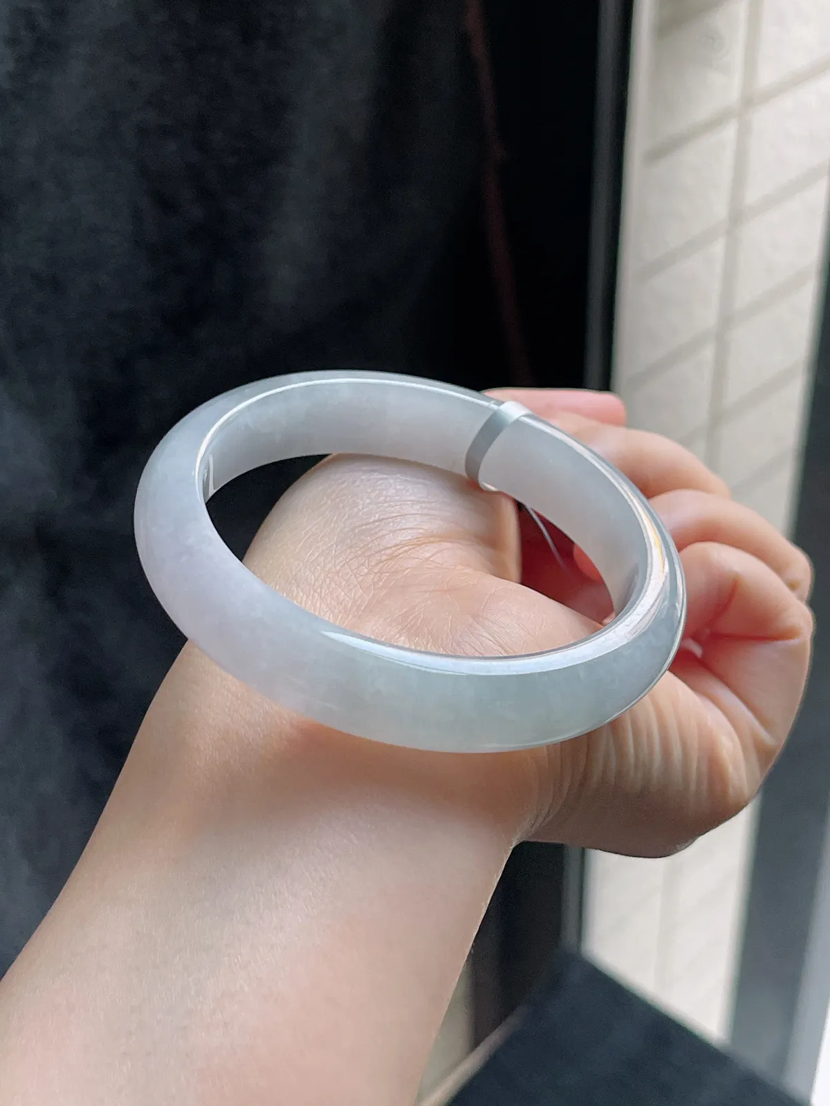 正圈57.9圈口，翡翠糯化种淡绿色手镯