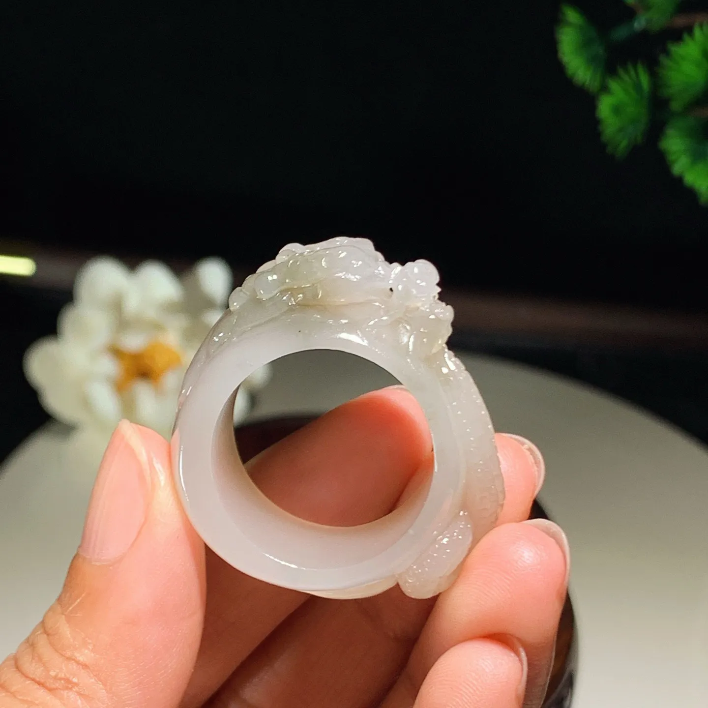 和田玉白玉龙佑一方扳指 内径23尺寸37/38/16重18克。玉质细腻油润。手推出油。佩戴高端典雅。lt251222