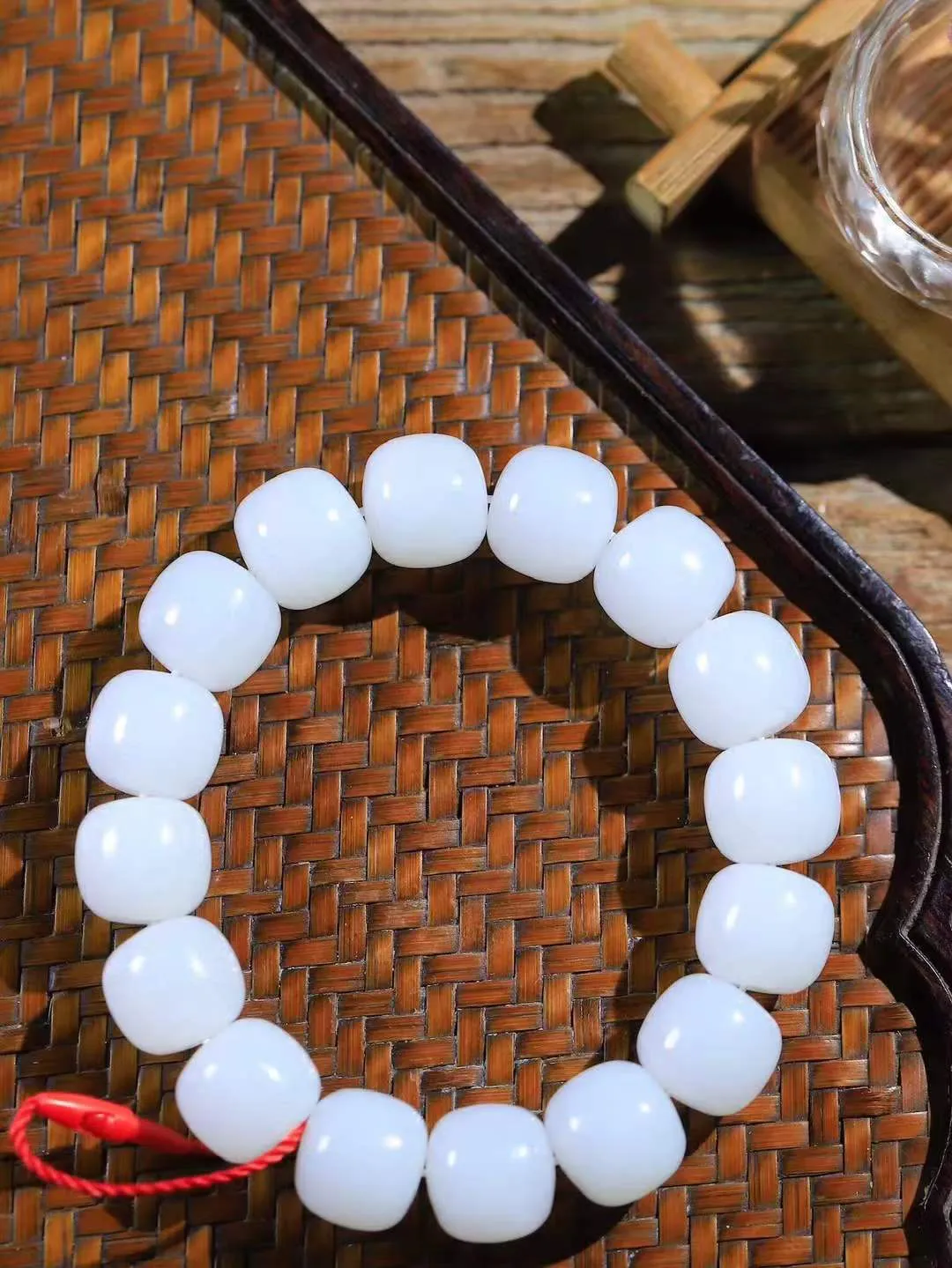 （老型珠.手串）

精品和田玉白玉老型珠手串，也可做手持，玉质细腻油润 饱满光滑 质朴无华，悠远简单，人心境界远，百世修炼深，心灵常驻善意持，觉悟人生百世修。重70.5克    尺寸取一12.6-13.9mm    541202201L