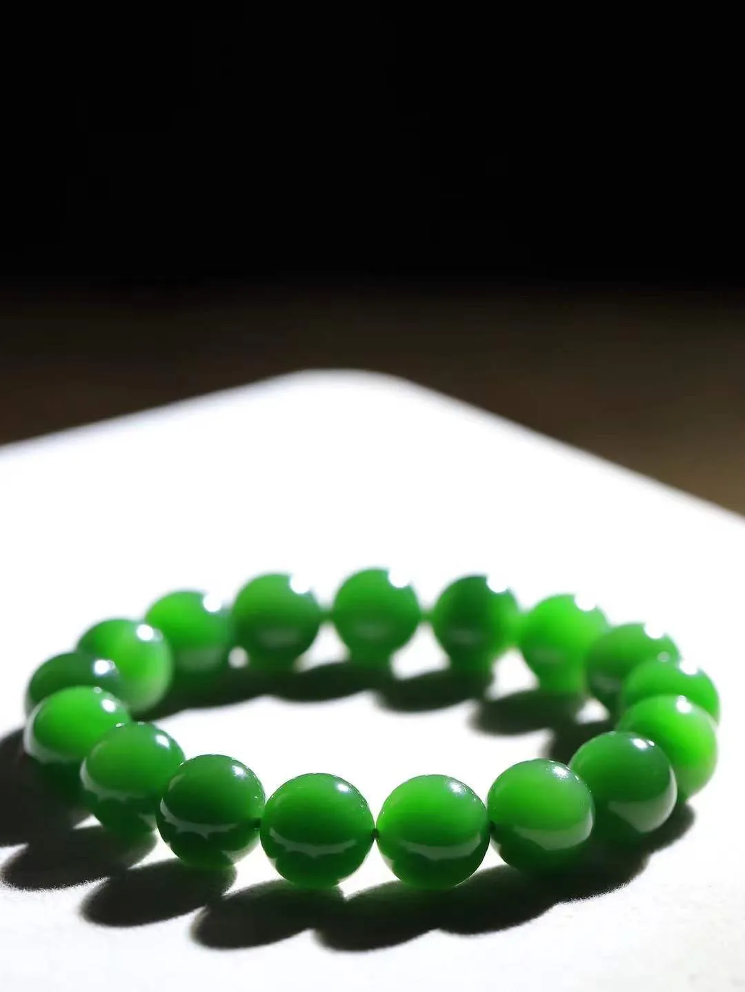 【珠圆玉润.手串】

精品和田玉碧玉珠圆玉润手串 玉质温润细腻  整串打磨圆润，佩戴舒适。珠珠落玉盘，间关莺语花底滑，一生美好时光，无论身在何处，都有它相伴相守。事事顺遂，幸福美满，吉祥如意。重46克 尺寸取一12mm  FDA-221252133