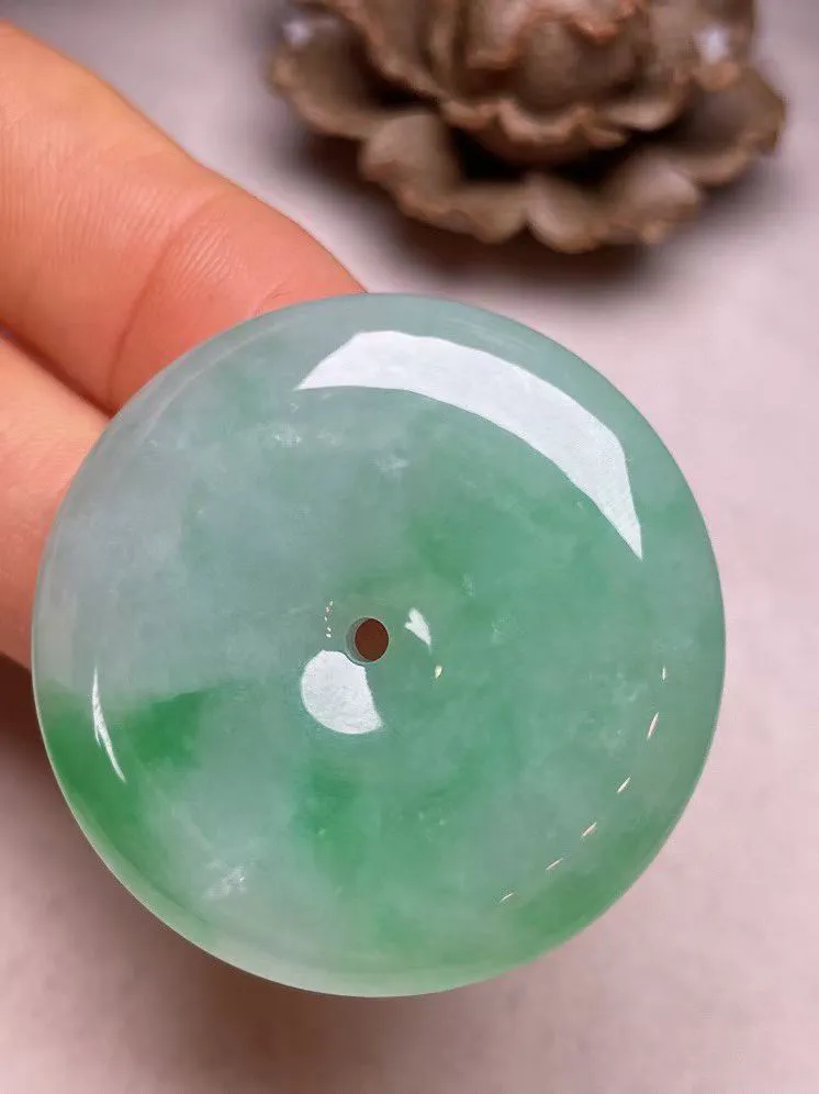 冰糯种飘绿【平安扣】吊坠，种水好，玉质细腻 ，卖相好.