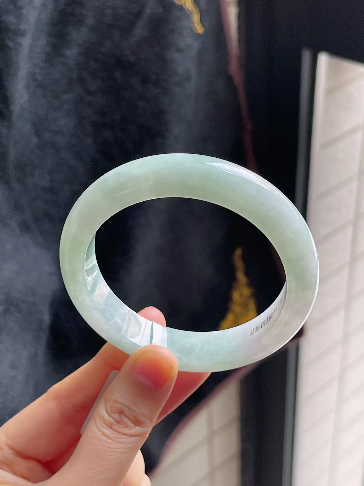 正圈57.5圈口，翡翠糯化种浅绿色手镯