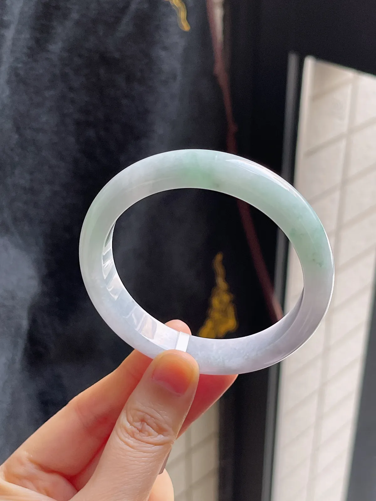 正圈57.2圈口，翡翠糯化种淡绿色手镯