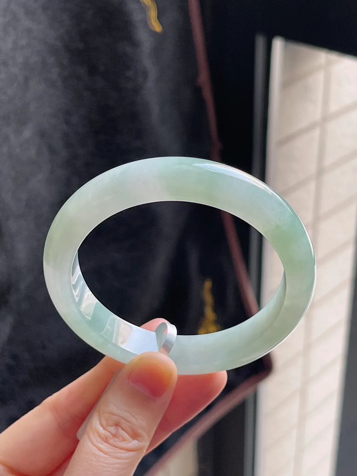 正圈56.7圈口，翡翠冰糯种淡绿色手镯