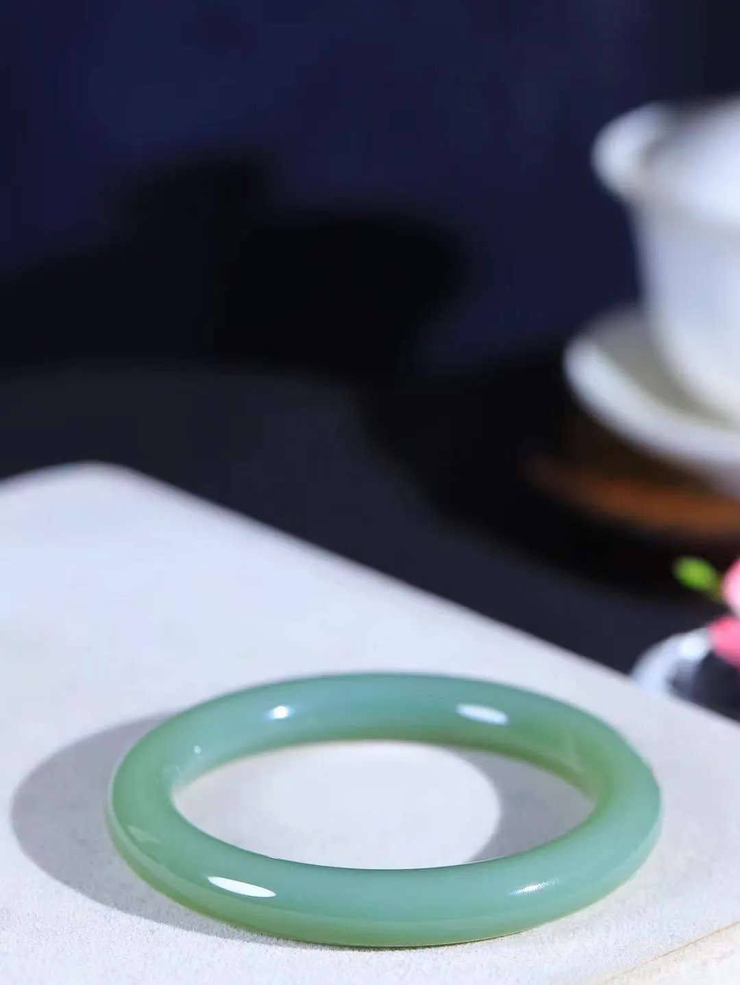 【碧波流转·手镯】

精品和田玉碧玉圆条手镯，玉质细腻温润，手感舒适，️线条流畅，简约大气，美