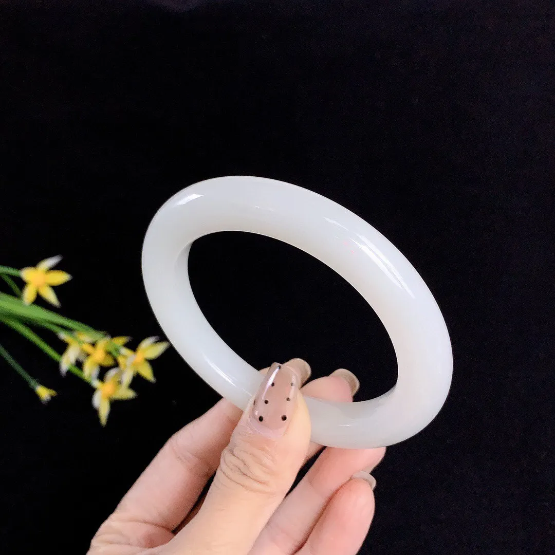 和田玉61圈口羊脂白手镯！玉质细腻油润 底色纯净 无裂无杂 脂粉好，品质高