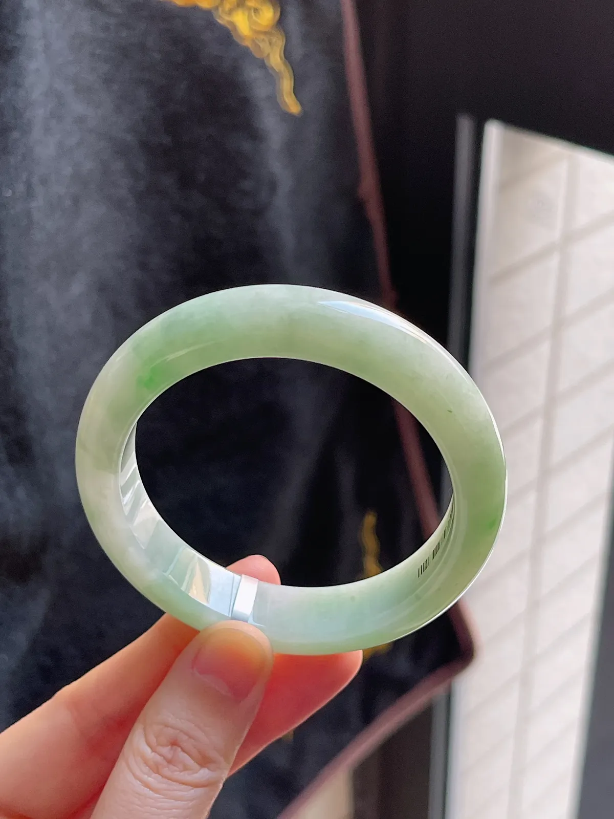 正圈54圈口，翡翠糯化种淡绿色手镯