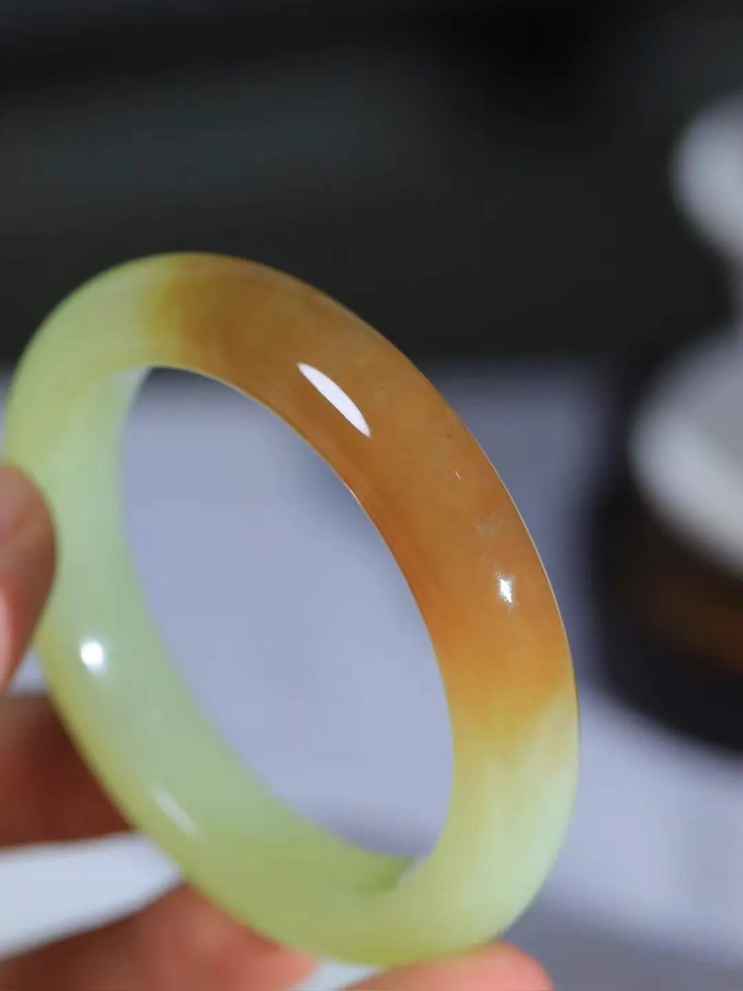 【婉约佳人.手镯】

精品和田玉黄口带糖手镯 玉质温润细腻 油性十足 手感舒适，高华雅逸，线条流畅，简约大气，美自天成，素雅高贵。佩戴于腕间，婉约之美，举手投足间透出那份低调奢华。重53.36克 内径53mm  尺寸12-9mm   FDL-111272133