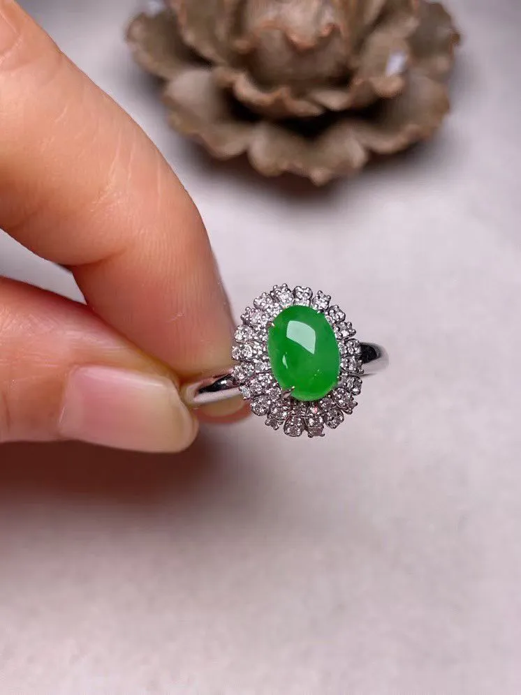 冰种阳绿蛋面戒指、真金真钻镶嵌，种水好，玉质细腻 .裸石尺寸 7.7*5.5