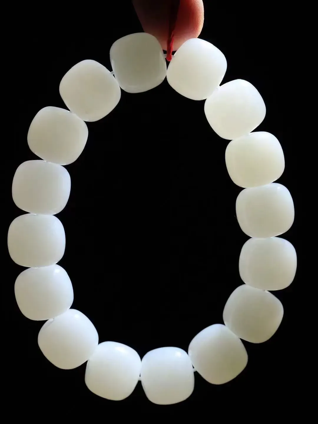 （老型珠.手串）

精品和田玉白玉老型珠手串，也可做手持，玉质细腻油润 饱满光滑 质朴无华，悠远简单，人心境界远，百世修炼深，心灵常驻善意持，觉悟人生百世修。重70.5克    尺寸取一12.6-13.9mm    541202201L