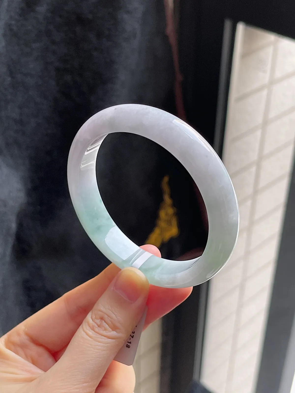 正圈57.2圈口，翡翠糯化种淡绿色手镯