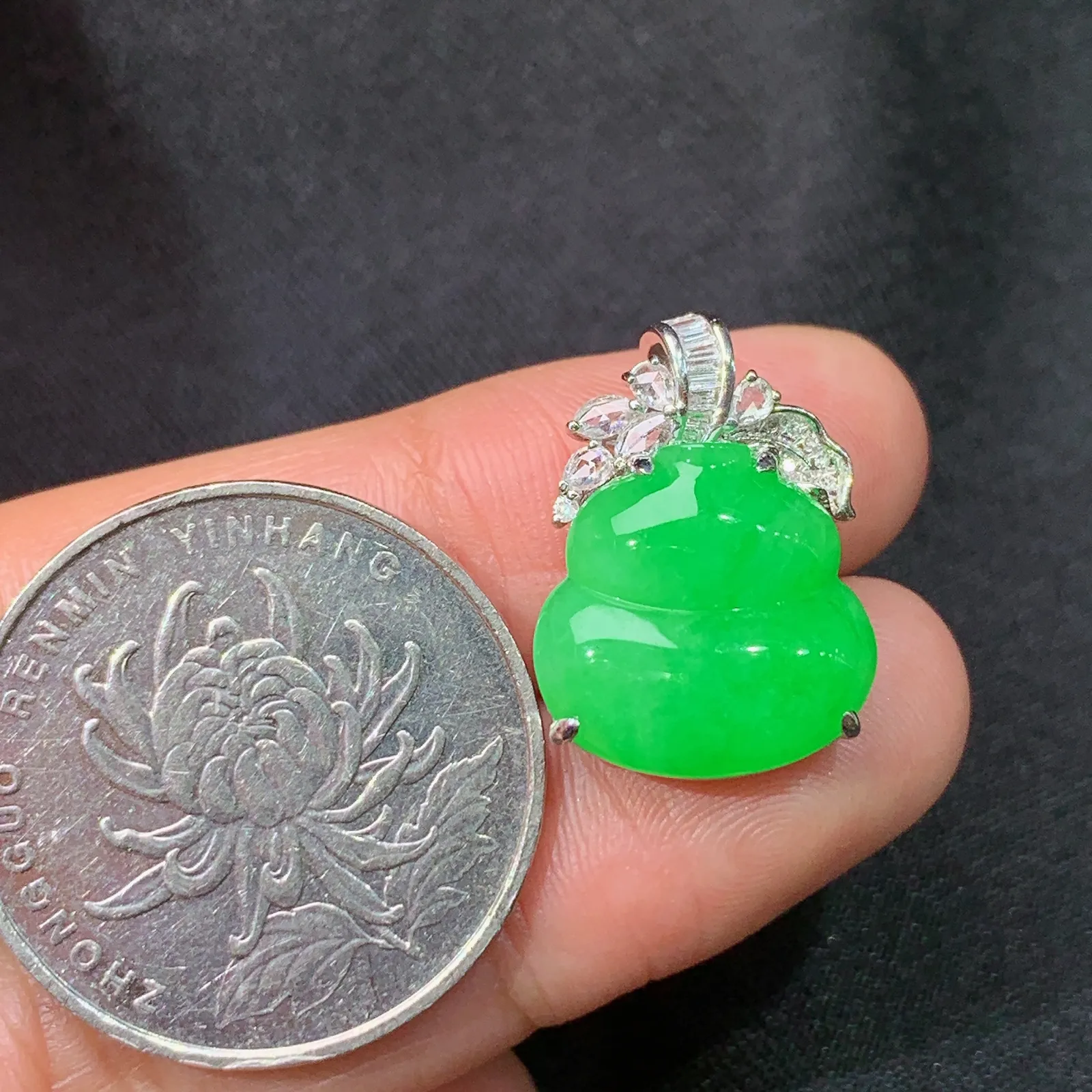 阳绿葫芦吊坠，18k金镶嵌，色泽鲜阳，冰润细腻，种水足 尺寸19.8*13.9*6.6