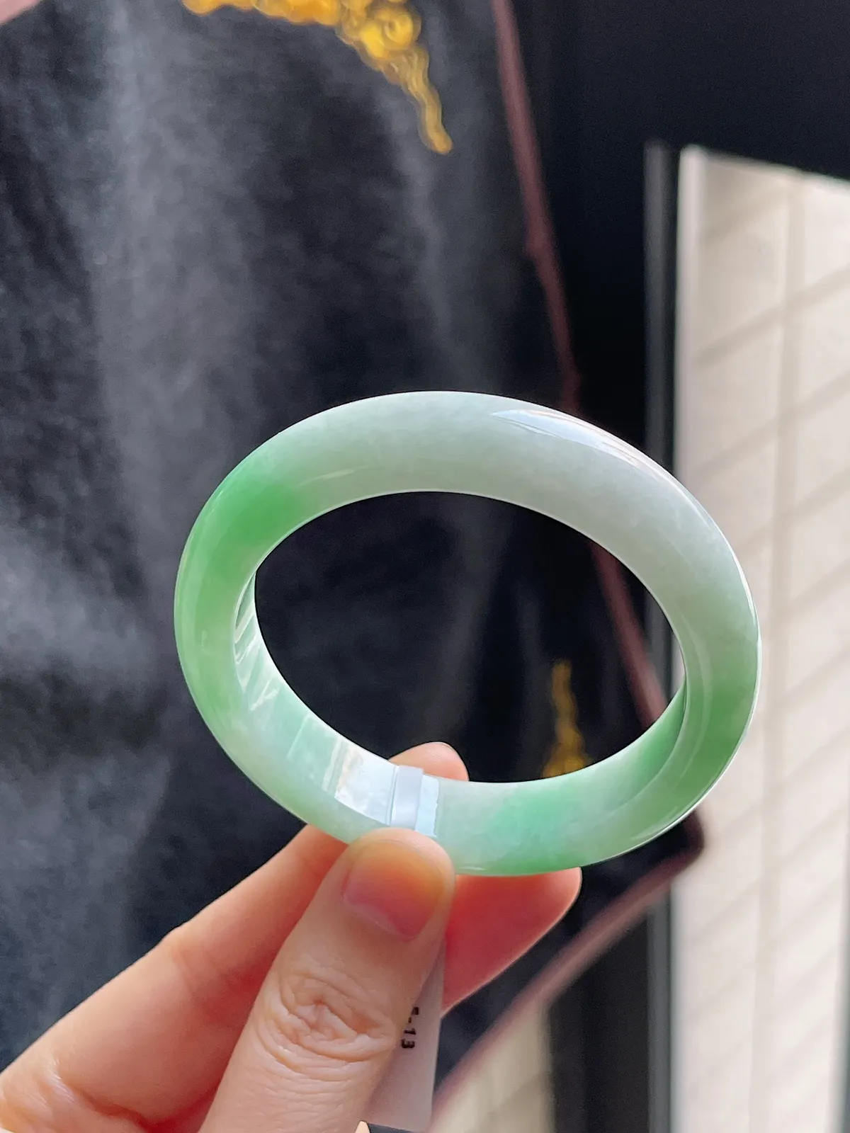 正圈51.5圈口，翡翠糯化种淡绿色手镯