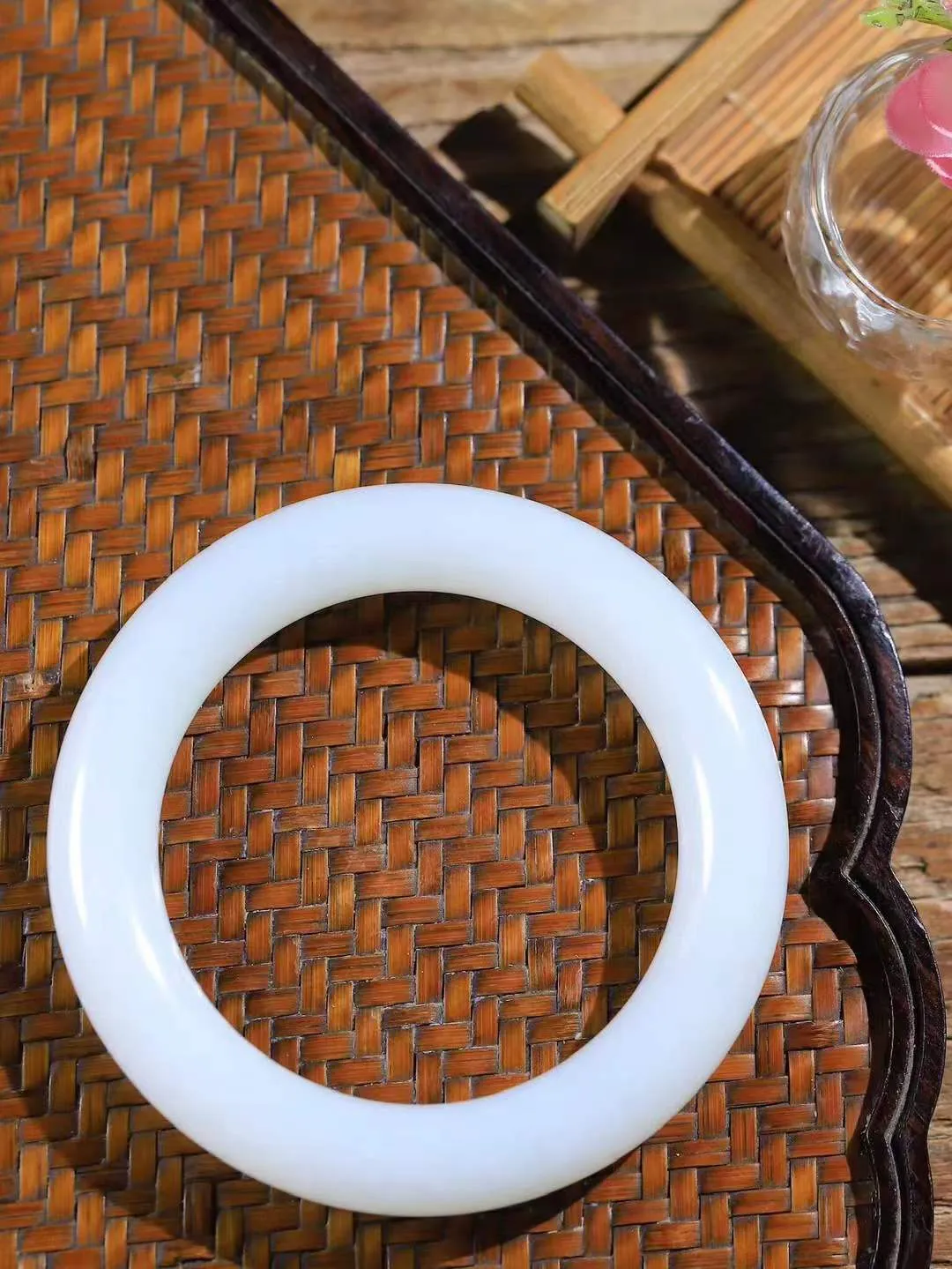 【玉佳人·手镯】

精品️和田玉白玉圆条手镯 ，玉质细腻油润，做工细致精美，端庄素雅，亭亭玉立，芊芊素手。芊芊素手，怎能忘镯？秀美圆条，更显婀娜。内径55.5mm 尺寸11.5-11.8mm重66.5克691202180A