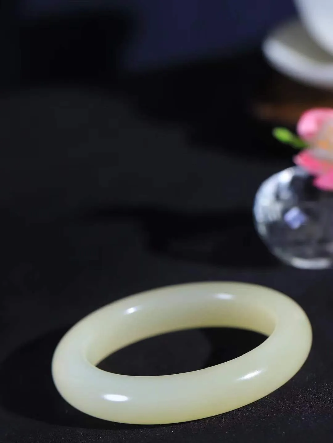 【婉约佳人.镯】

精品和田玉蜂蜜水手镯，玉质细腻，触感温润，佩戴它，感受玉石的温度与自然的灵性，让每一天都充满诗意与美好。重55.5克  尺寸51.5-12-9.5mm  111252133T