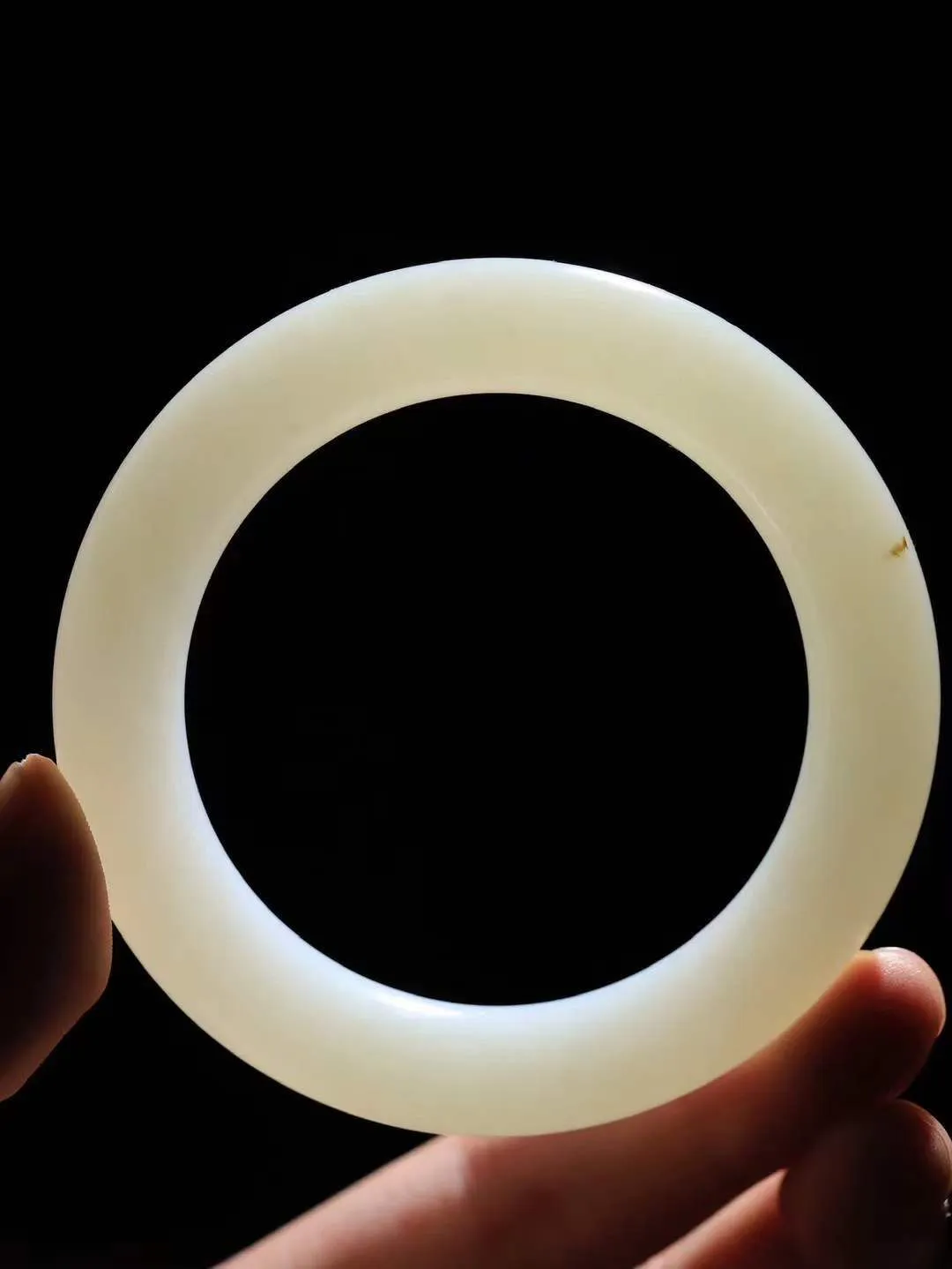 【玉佳人·手镯】

精品️和田玉白玉圆条手镯 ，玉质细腻油润，做工细致精美，端庄素雅，亭亭玉立，芊芊素手。芊芊素手，怎能忘镯？秀美圆条，更显婀娜。内径55.5mm 尺寸11.5-11.8mm重66.5克691202180A