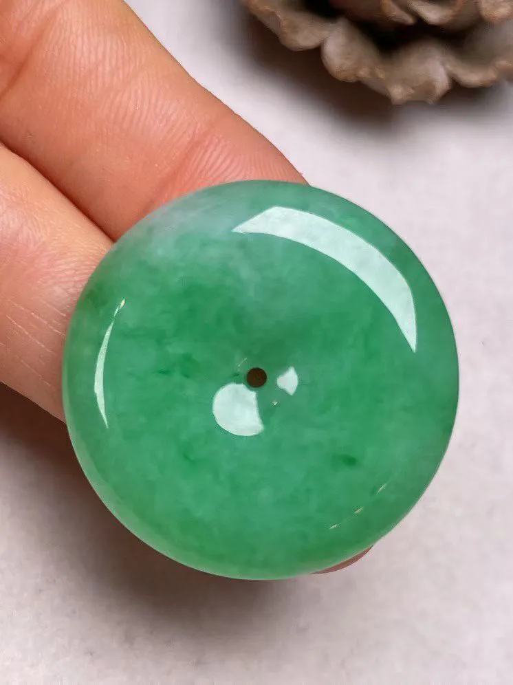 冰糯种飘绿【平安扣】吊坠，种水好、玉质细腻 ，卖相好.
