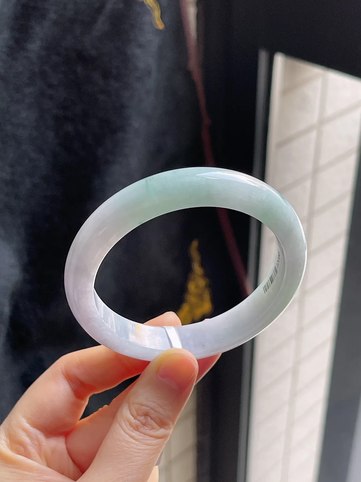 正圈57.2圈口，翡翠糯化种淡绿色手镯