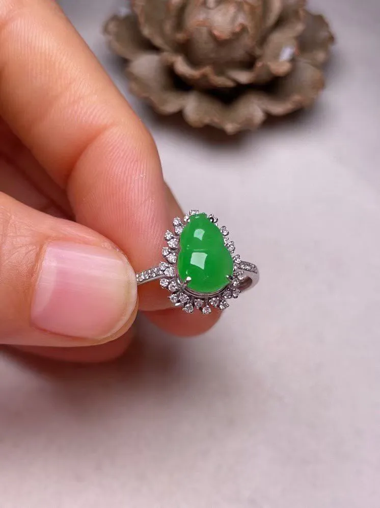 冰种阳绿葫芦戒指、真金真钻镶嵌，种水好，玉质细腻 .裸石尺寸 9.0*6.3