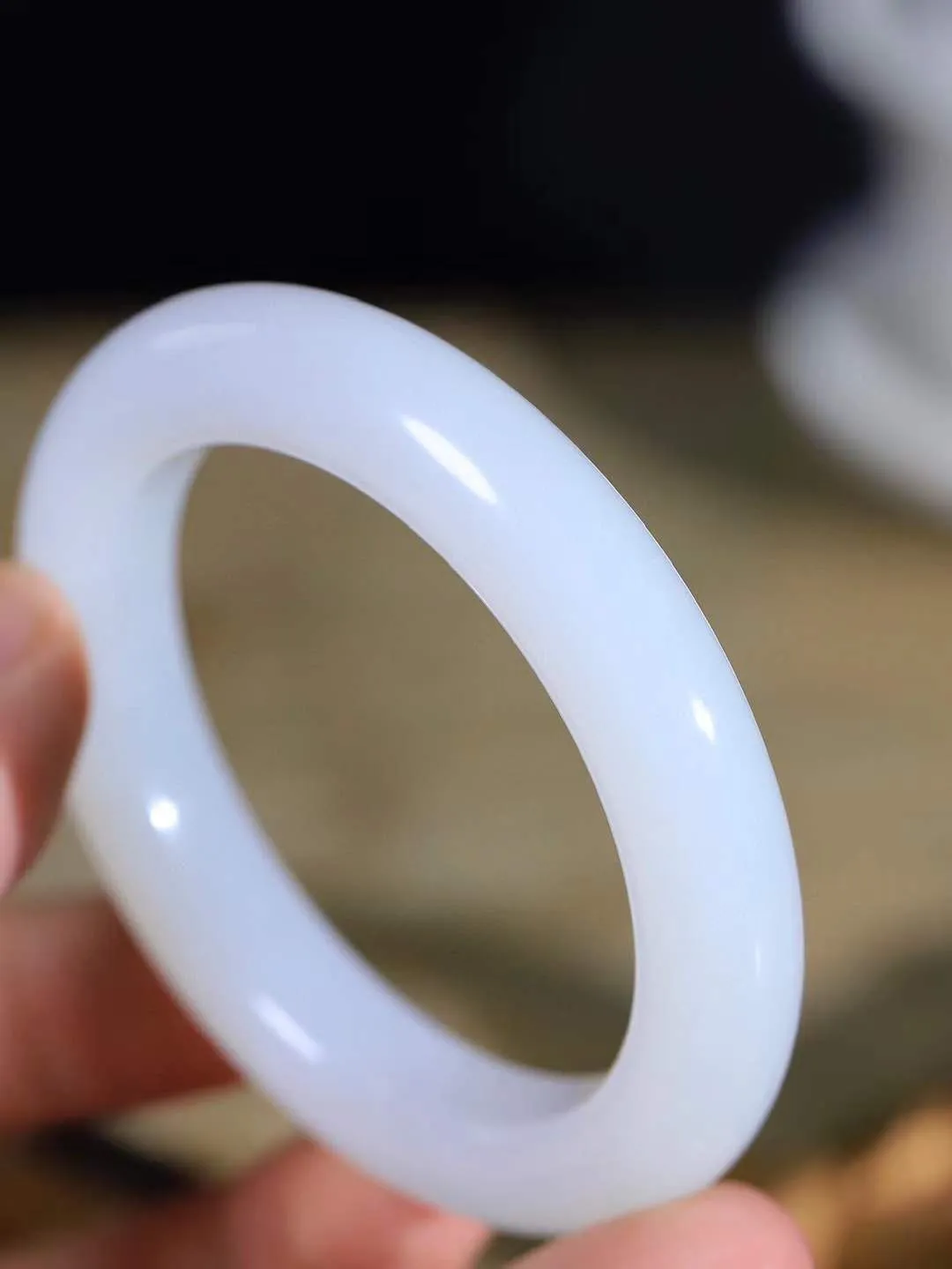 【柔情素语·手镯】

精品和田玉白玉手镯，玉质细腻温润，手感舒适，️线条流畅，简约大气，美自天成，佩戴于腕间，婉约之美，举手投足间透出那份低调奢华，醉人心扉。重52.3克 内径圈口51.5mm  尺寸11-10mm   FDA-551242100