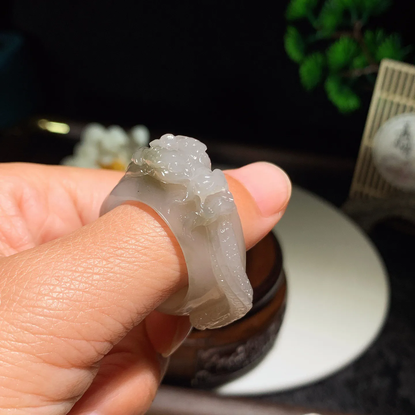 和田玉白玉龙佑一方扳指 内径23尺寸37/38/16重18克。玉质细腻油润。手推出油。佩戴高端典雅。lt251222