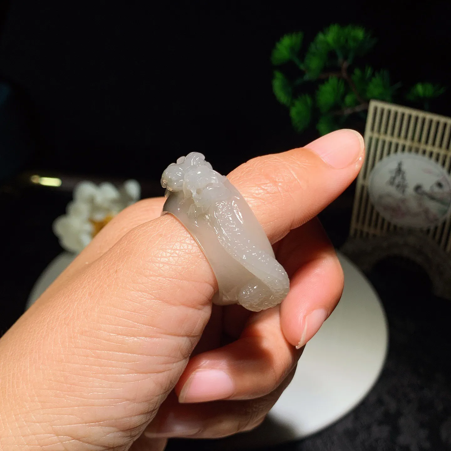 和田玉白玉龙佑一方扳指 内径23尺寸37/38/16重18克。玉质细腻油润。手推出油。佩戴高端典雅。lt251222