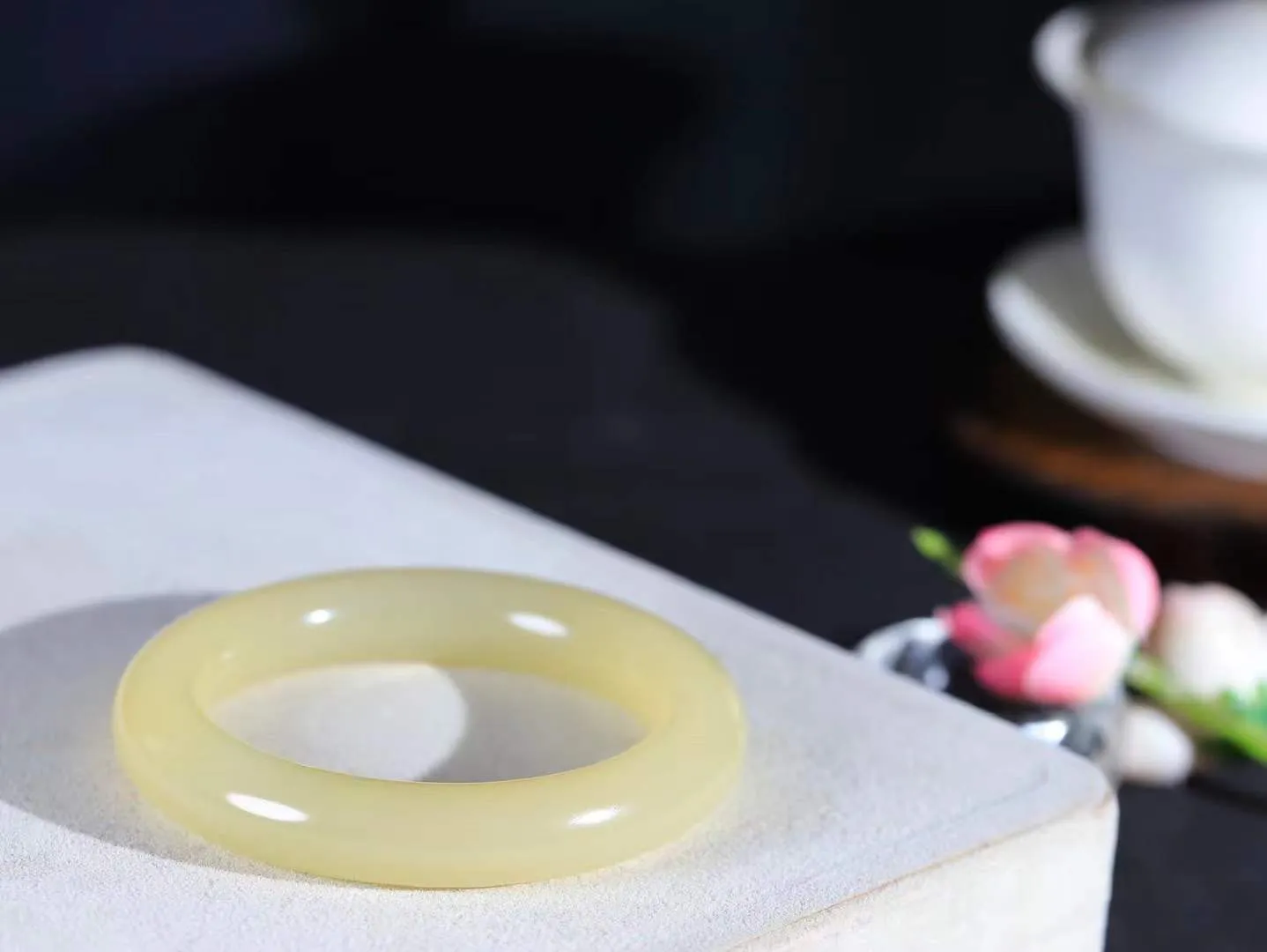 [温润如玉.手镯]

收藏级和田玉糖玉圆条手镯。玉质温润细腻 油性十足 手感舒适，高华雅逸，线条流