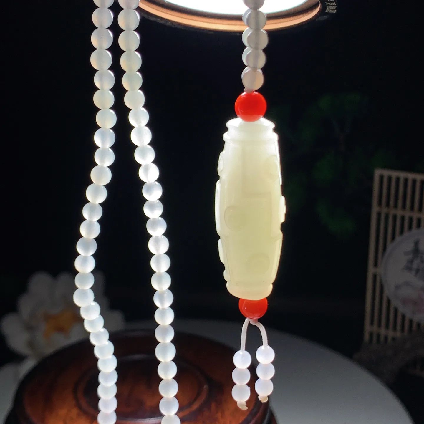 新疆和田玉羊脂白九眼天珠挂件。尺寸38/14重27克。玉质细腻油润。手推出油。佩戴高端典雅。lt251222