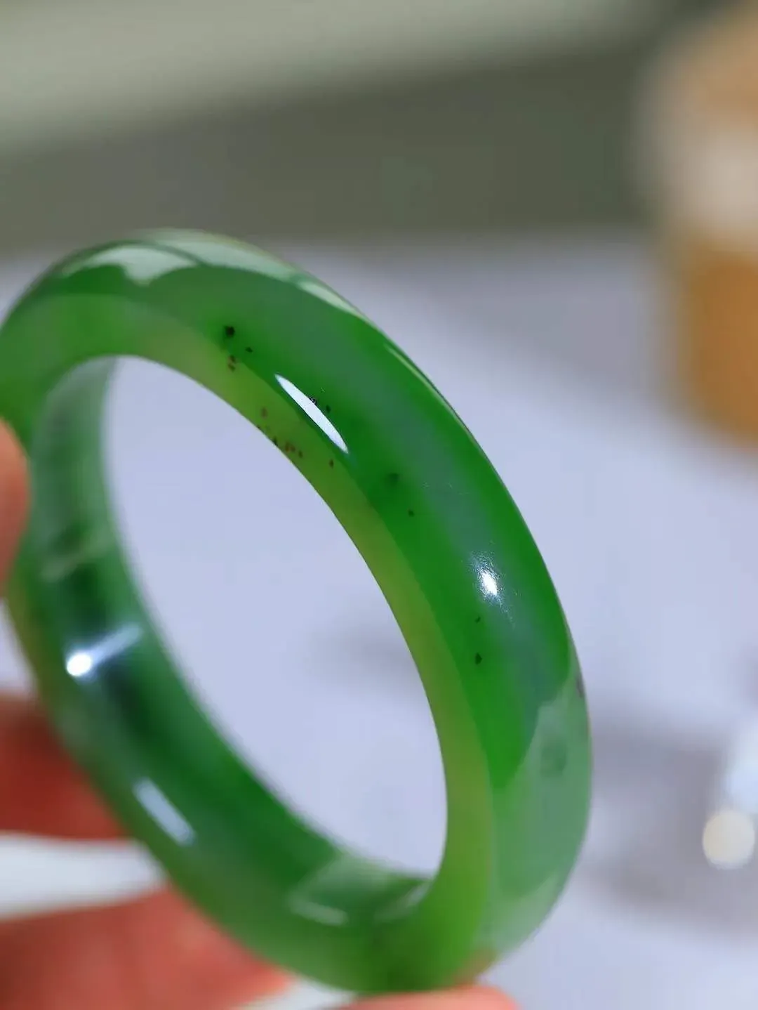 【碧波流转·手镯】

精品️和田玉碧玉手镯，玉质细腻温润，手感舒适，️线条流畅，简约大气，美自天成，佩戴于腕间，婉约之美，举手投足间透出那份低调奢华，醉人心扉。
重82.4克 内径圈口61mm  尺寸13.3-10.2mm  FDT-111252133