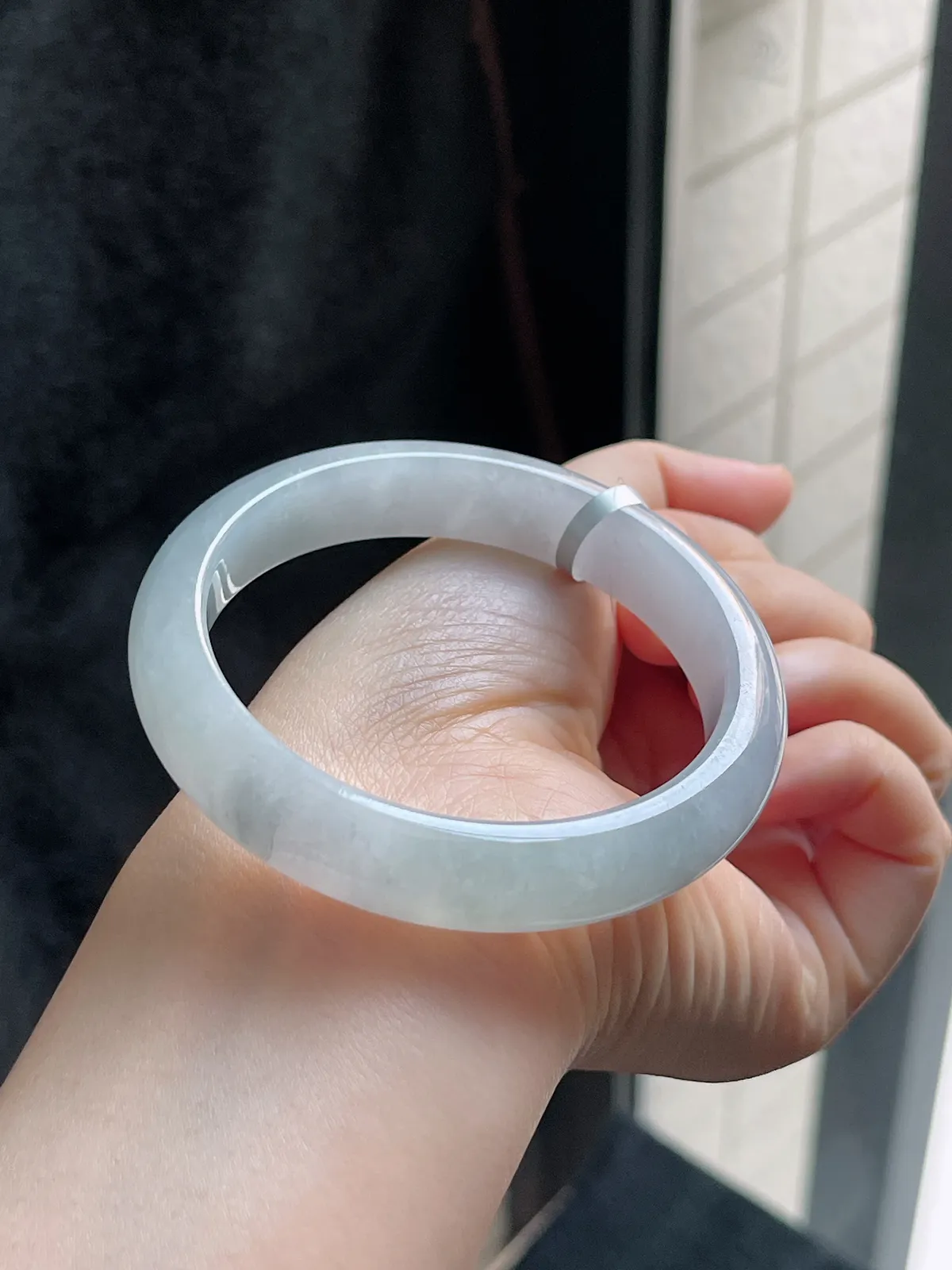 正圈57.9圈口，翡翠糯化种淡绿色手镯