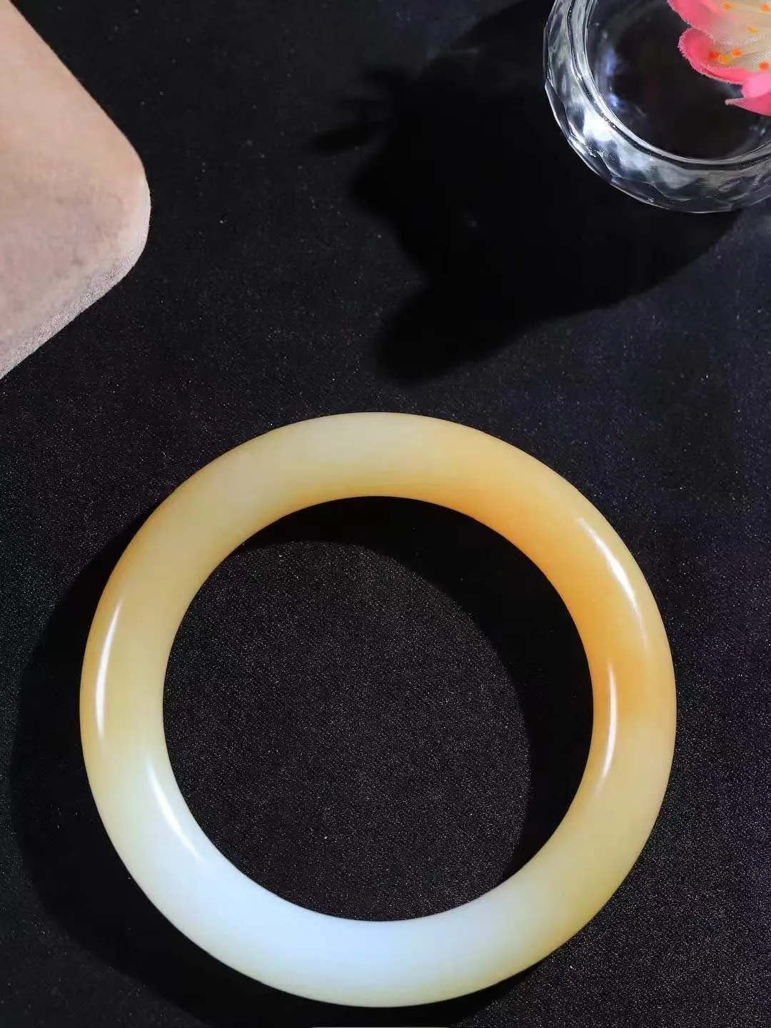 （一见倾心.手镯）

精品和田玉糖白玉圆条手镯，玉质温润细腻 油性十足 手感舒适，高华雅逸，线条流畅，简约大气，美自天成，素雅高贵。佩戴于腕间，婉约之美，举手投足间透出那低调奢华。重49克  尺寸53-10-10.3mm161251830T