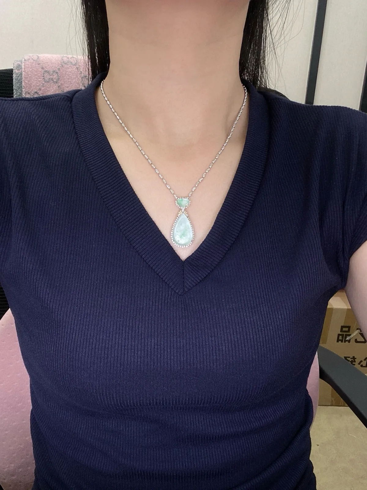 【冰种飘花水滴吊坠】质地细腻，冰润透亮，光泽出众，18k金钻镶嵌，裸石尺寸22.4*14*2.6毫米