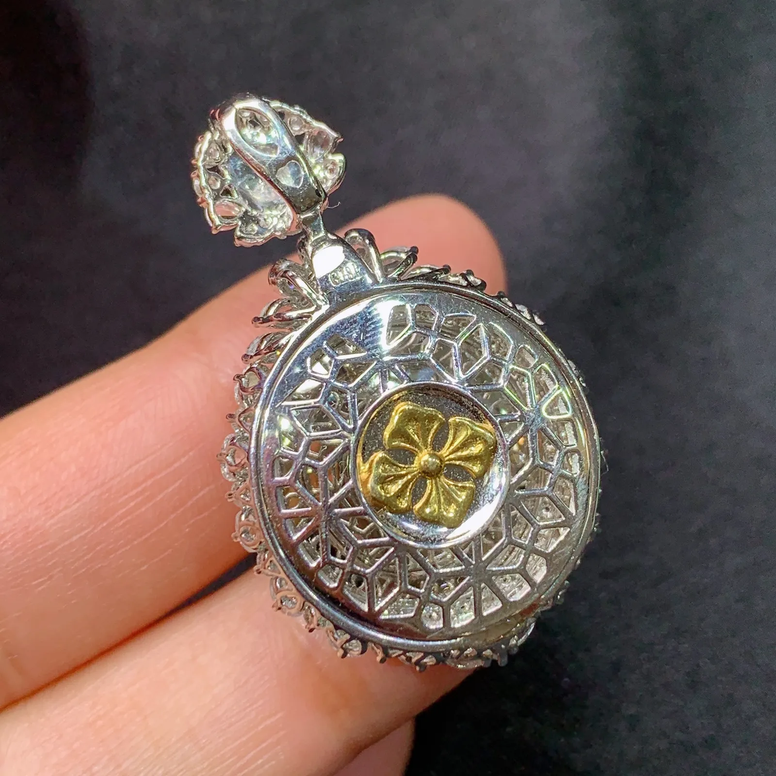 紫罗兰蛋面吊坠，18k金镶嵌，温润细腻，色泽浓郁 尺寸35.8*22.2*14.6