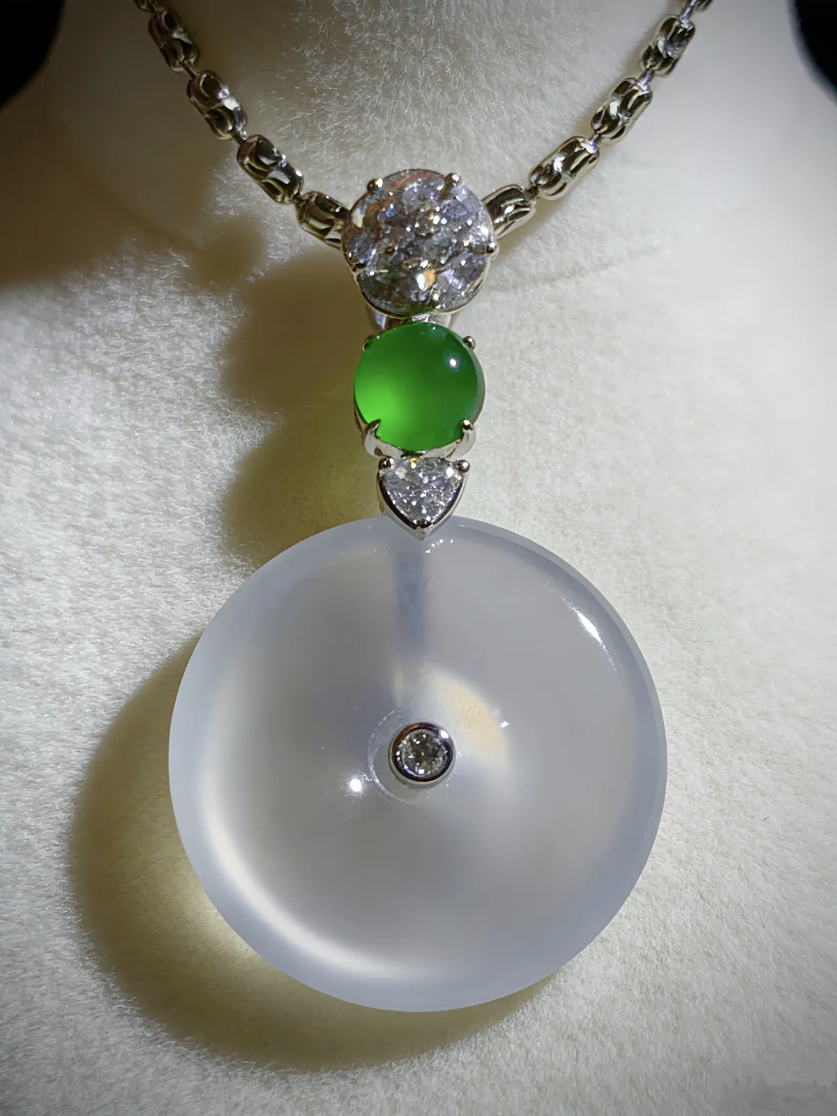 白冰平安扣子，40-裸石24-6mm，
18K金，南非钻，翡翠绿蛋面，9.02g，
不配链