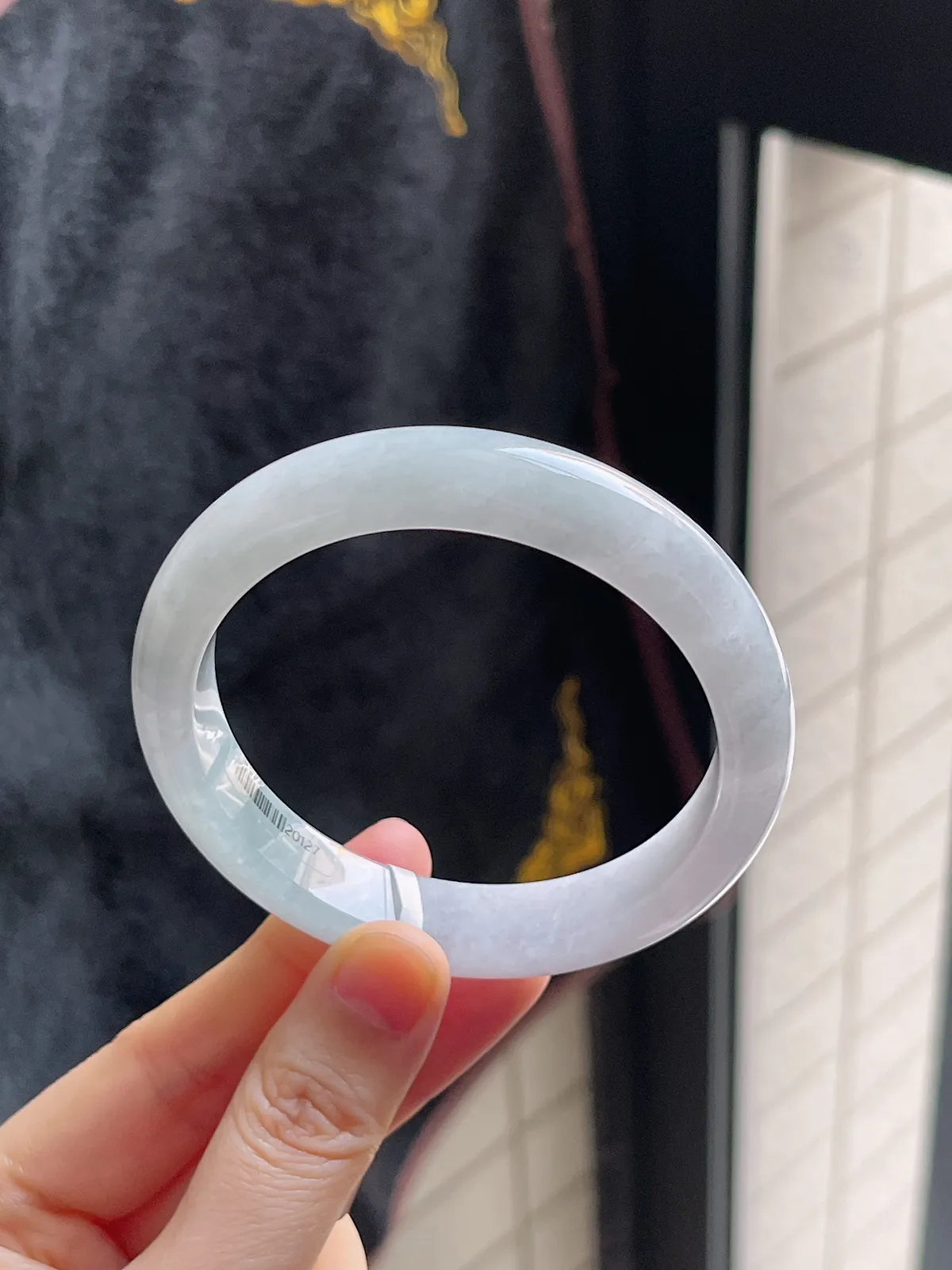 正圈57.9圈口，翡翠糯化种淡绿色手镯