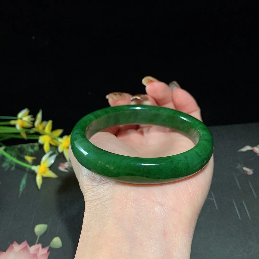 和田玉61圈口菠菜绿碧玉手镯！圈口61宽13玉质细腻油润 底色纯净 无裂无棉 脂粉好，品质高