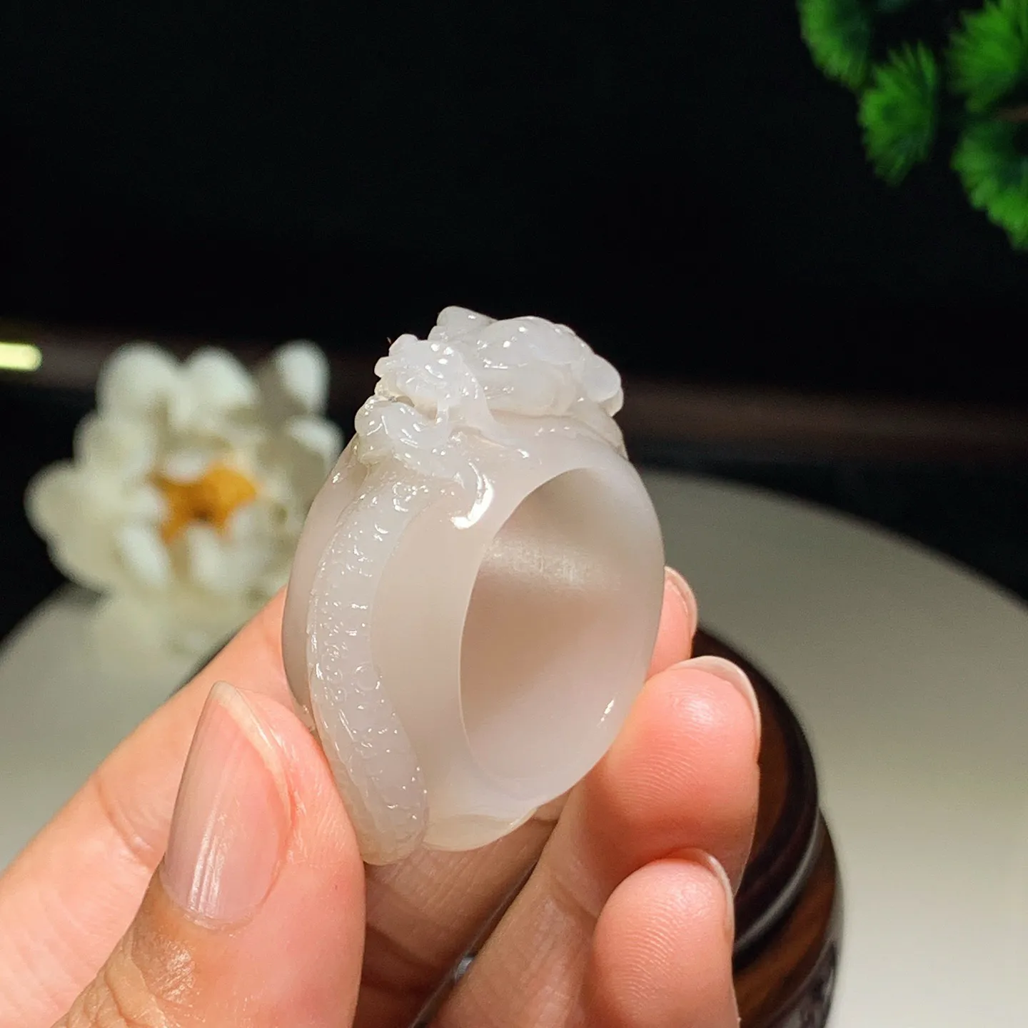 和田玉白玉龙佑一方扳指 内径23尺寸37/38/16重18克。玉质细腻油润。手推出油。佩戴高端典雅。lt251222
