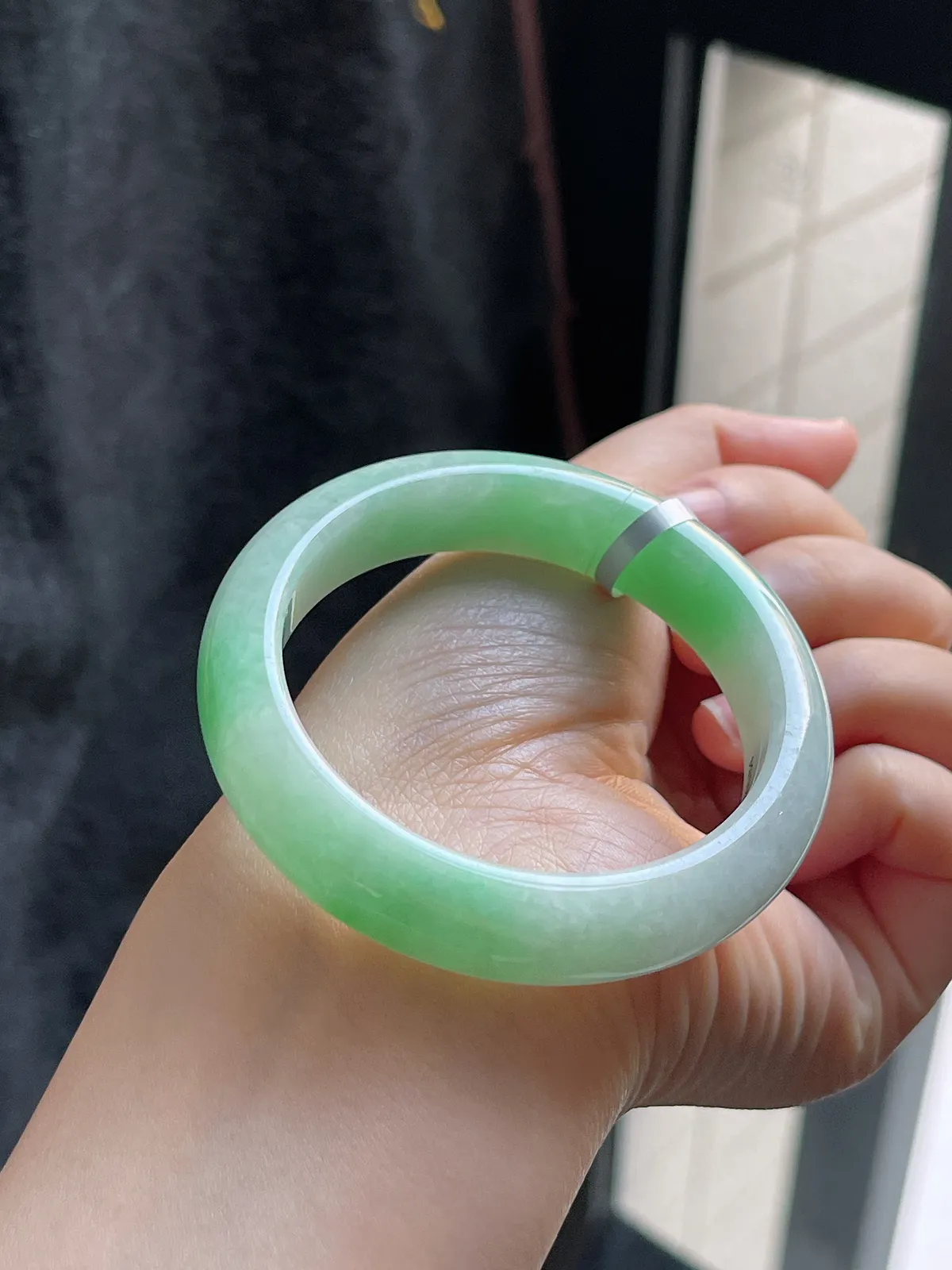 正圈51.5圈口，翡翠糯化种淡绿色手镯