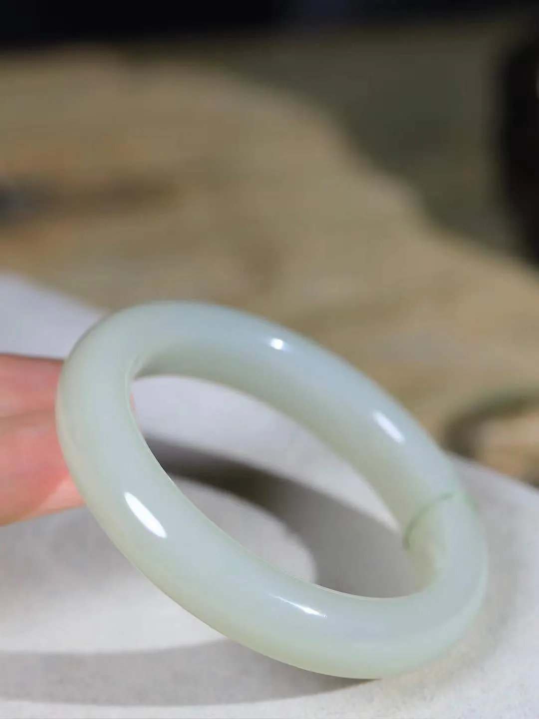 【花样年华·手镯】

精品和田玉手镯，质地油润细腻，色泽高贵典雅，镯型古朴典雅。在诗情画意的雨巷相遇，你是我腕间的一抹风情，有你眸有深情，清风荡漾湖间静水，我愿俯身低眉，在烟波涟漪处，寻你深情倩影。内径54.5mm尺寸12.5-9.5mm 重58.6克。fDL-361242288