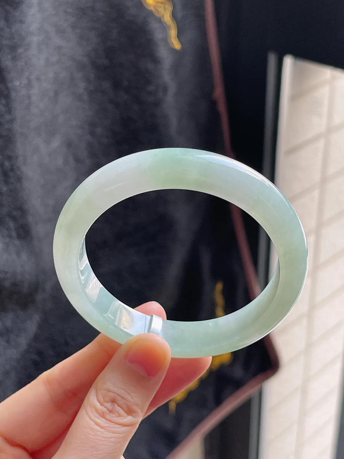 正圈56.7圈口，翡翠冰糯种淡绿色手镯