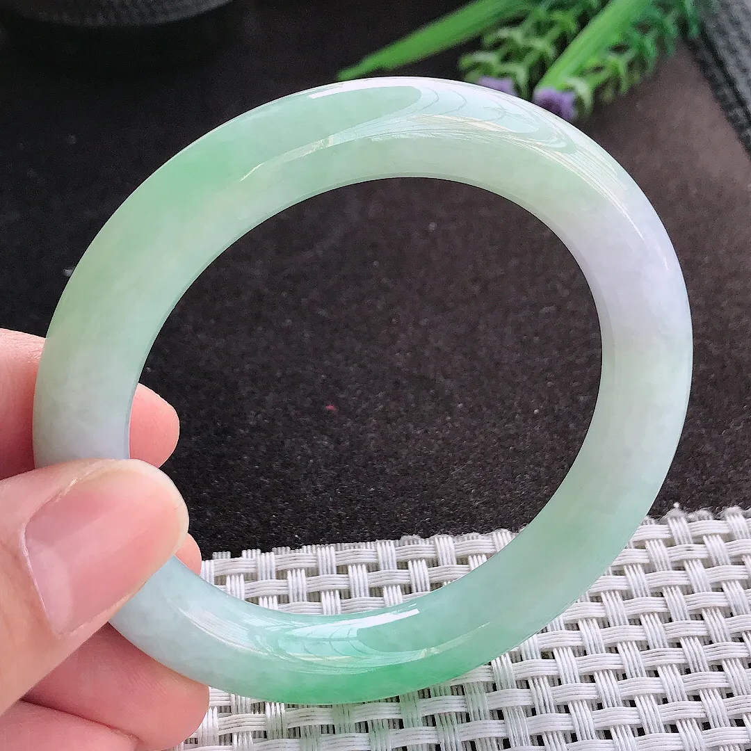 天然A货翡翠56/10.5/10.3老坑冰润水灵飘绿圆条手镯翡翠玉镯手环