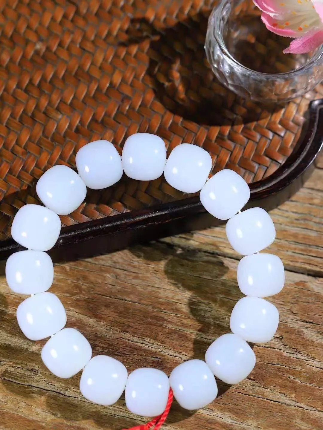 （老型珠.手串）

精品和田玉白玉老型珠手串，也可做手持，玉质细腻油润 饱满光滑 质朴无华，悠远简