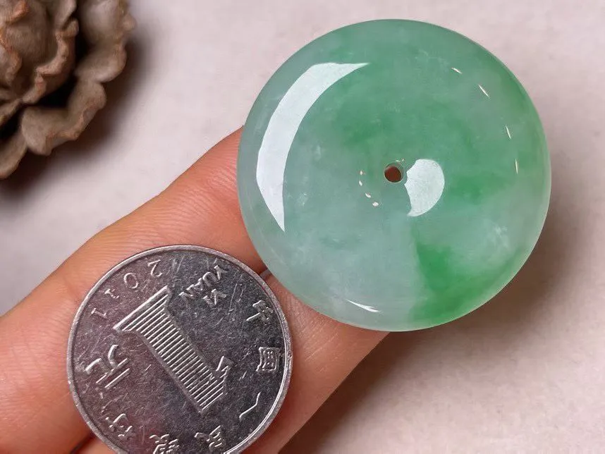 冰糯种飘绿【平安扣】吊坠，种水好，玉质细腻 ，卖相好.