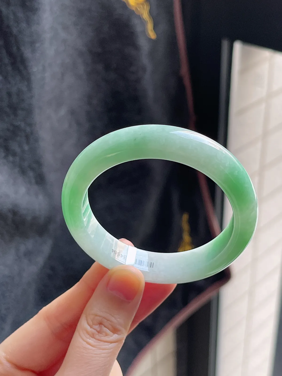 正圈51.5圈口，翡翠糯化种淡绿色手镯