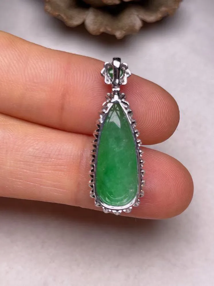 冰糯种满色福瓜吊坠、真金真钻镶嵌，种水好，玉质细腻 .裸石尺寸 19.3*8.0