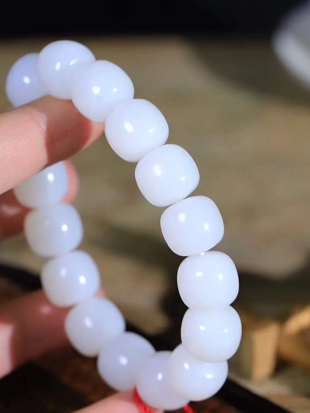 （老型珠.手串）

精品和田玉白玉老型珠手串，也可做手持，玉质细腻油润 饱满光滑 质朴无华，悠远简单，人心境界远，百世修炼深，心灵常驻善意持，觉悟人生百世修。重70.5克    尺寸取一12.6-13.9mm    541202201L