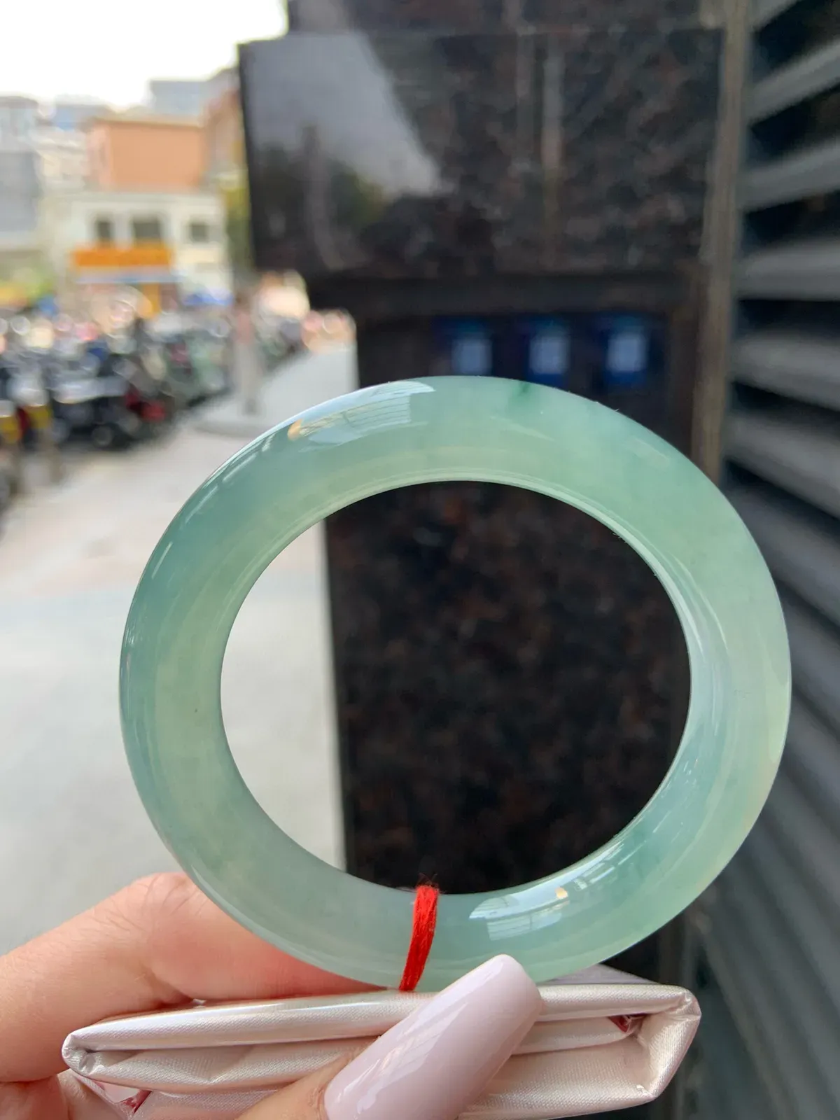 芙蓉绿底圆条
56.3-11.4-11.2
底妆干净细腻，冰胶共存，映水开芙蓉，丽水如春葩